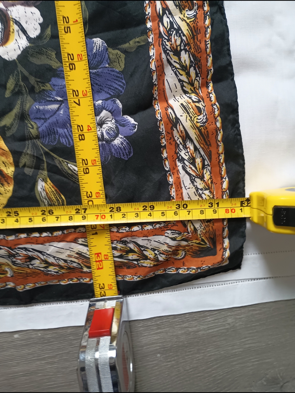 Emanuel Geraldo Silk scarf features a floral pattern in shades of orange and Red - Picture 4 of 6